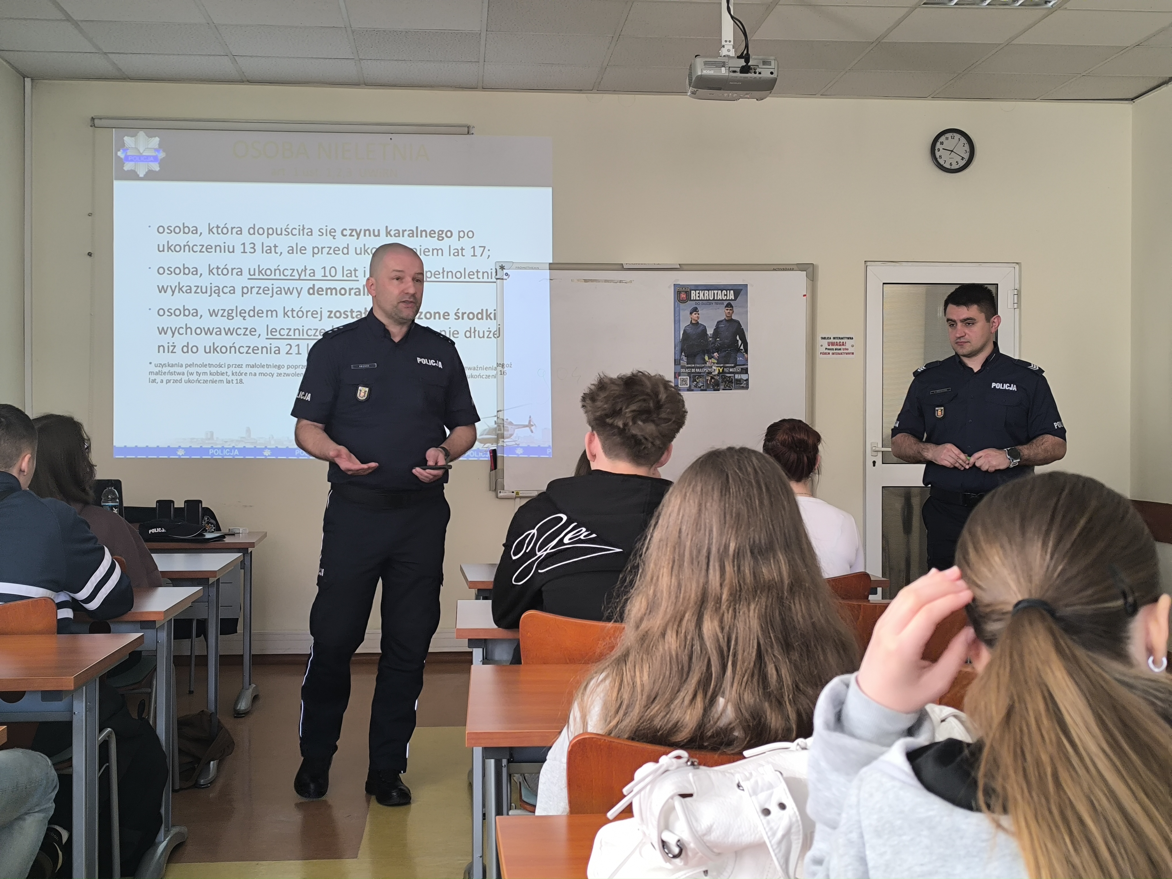 W naszej szkole odbyło się wyjątkowo ważne spotkanie z przedstawicielami Policji, w którym uczestniczyli uczniowie klas pierwszych.